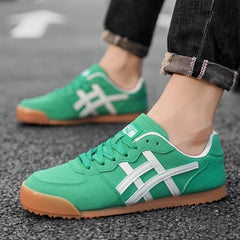 White Breathable Casual Shoes Men Canvas Shoes Korean Men Slip-on Couples Sneakers Comfortable Outdoor Walking Flats Shoes